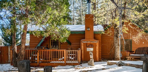 Village Hideaway - Perfectly cozy cabin with a beautiful location