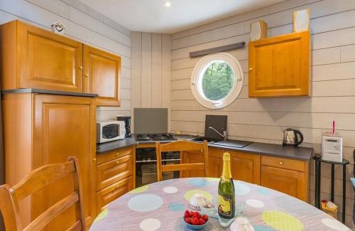 Plesse House | Évasion Marine : Studio avec Jardin Privé, Terrasse et Accès Direct au Canal de Nantes à Brest - FR-1-306-835