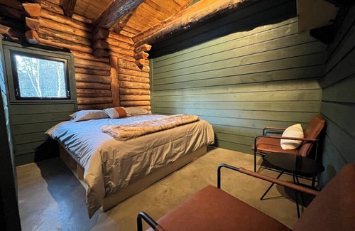 Saint-Simeon Cabin | ÖBois Charlevoix: L'Écurie 4 (bedroom)