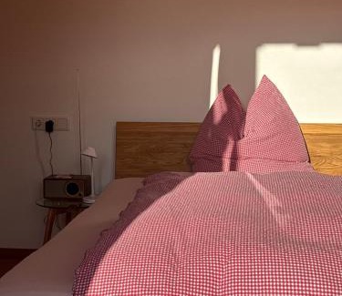Gemarkung Oschingen Bed & Breakfast | Übernachtung beim Bio-Metzger Zimmer "Karl"