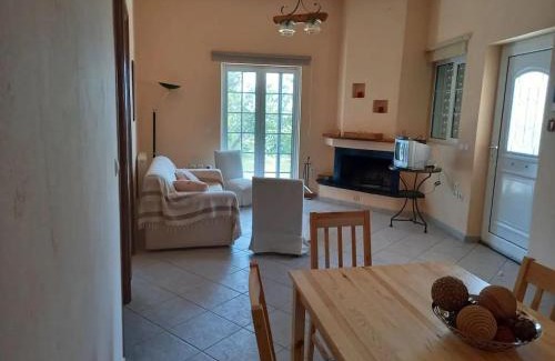 Mikani Apartment | Παραδοσιακό ισόγειο διαμέρισμα με τζάκι κοντά στην Αράχωβα