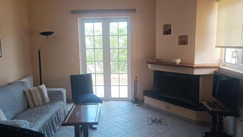 Mikani Apartment | Παραδοσιακό ισόγειο διαμέρισμα με τζάκι κοντά στην Αράχωβα