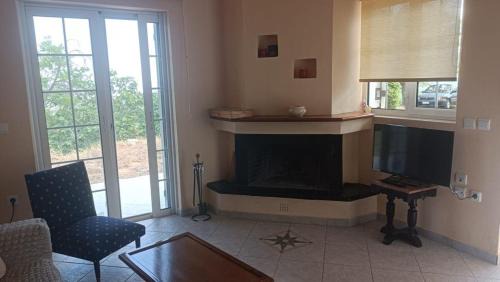 Mikani Apartment | Παραδοσιακό ισόγειο διαμέρισμα με τζάκι κοντά στην Αράχωβα