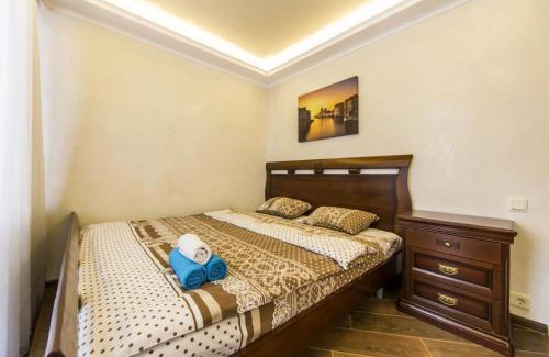 Kyiv Apartment | Апартаменти в центрі з видом на костел