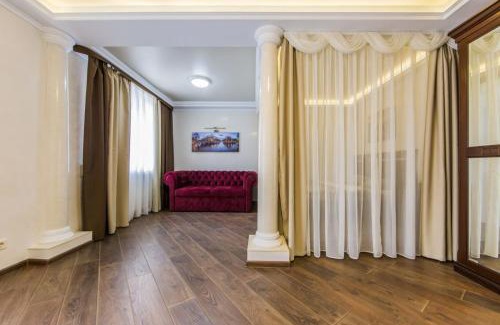 Kyiv Apartment | Апартаменти в центрі з видом на костел
