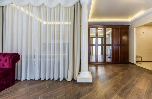 Kyiv Apartment | Апартаменти в центрі з видом на костел