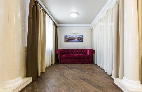 Kyiv Apartment | Апартаменти в центрі з видом на костел