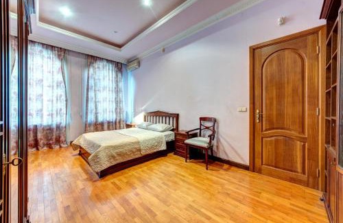 Kyiv Apartment | Апартаменти 3-кімнатні в центрі Києва, м. Площа Українських Героїв