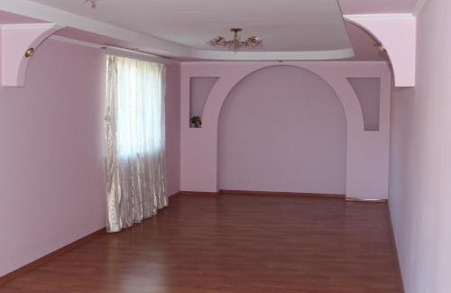 Palyanytsya Cabin | Кімната з диваном