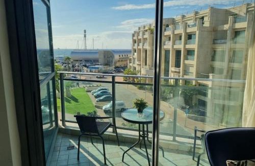 Herzliya Pituach Apartment | חדר שינה וסלון ומרפסת נוף לים