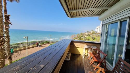 Netanya Apartment | טרסת העץ המלכותית חוף צאנז עם בריכת זרמים פרטית לציבור החרדי