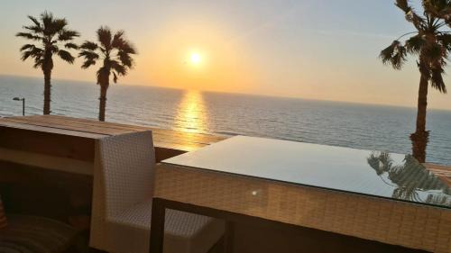 Netanya Apartment | טרסת העץ המלכותית חוף צאנז עם בריכת זרמים פרטית לציבור החרדי