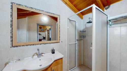 Menahemia Apartment | צימרים בית הזורע - 4 בקתות כפריות עם בריכה מחוממת משותפת ליד הכנרת