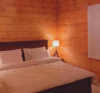 Al Kura Ski Chalet | أكواخ باشن الريفية