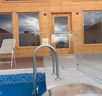 Al Kura Ski Chalet | أكواخ باشن الريفية