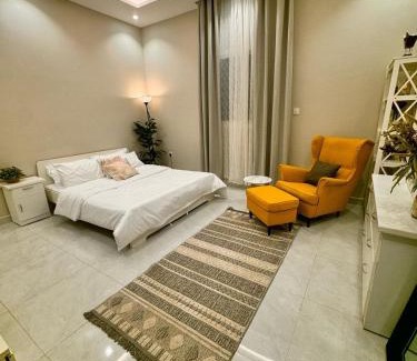 Al Kura House | استديو أنيق بمدخل خاص