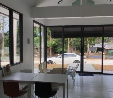 Lang Suan Hotel | โรงแรมกระดุมทอง