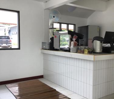 Lang Suan Hotel | โรงแรมกระดุมทอง