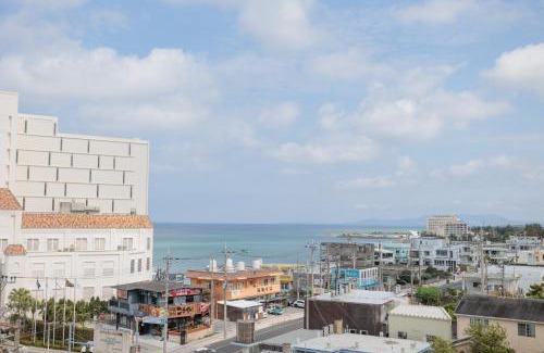 Maeganeku Apartment | シートピア恩納村 徒歩3分でビーチへ 6名宿泊可能 空港直通バス停目前で便利