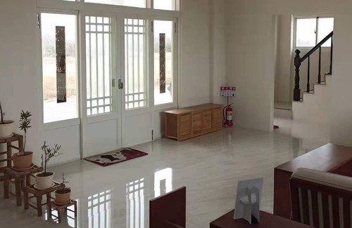 Huxi Bed & Breakfast | 獨棟鄉村別墅,我們離馬公市12公里、機場8公里、鄰近南寮古厝群200公尺、奎壁山摩西分海2公里,菓葉觀日、菓葉灰窯、龍門閉鎖陣地等,門口備有大量停車場