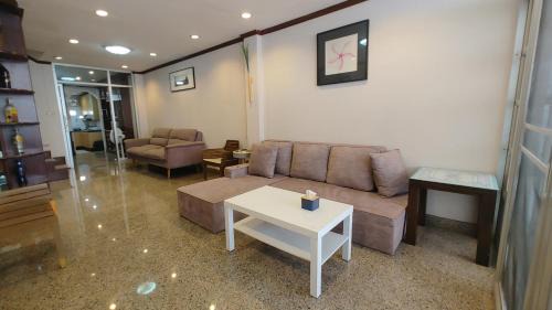 Ratchadaphisek House | 繁华与幽静的联排别墅 近帕蓝9,拉猜达地铁站,订5晚免费接机一趟