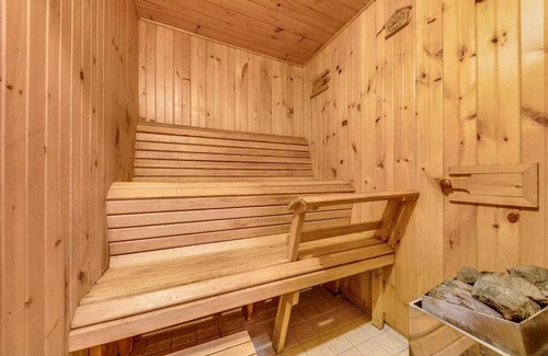 West Oak Trails Villa | 红叶飘飘秋季在16mile 峡谷拥有Sauna room 的美丽独栋别墅
