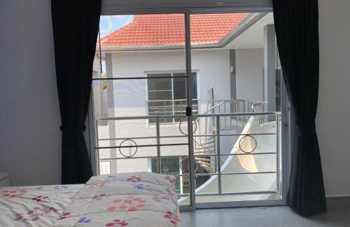 Central Pattaya Villa | 芭提雅中心5卧现代别墅 modern villa