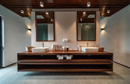 Qiandongnan Hotel | 西江龙塘山房度假酒店