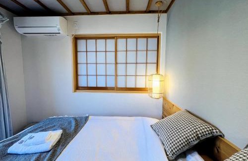Tsuruhashi Apartment | 鶴橋駅 新和風3部屋 2階貸切 浴室素敵 天然温泉徒歩4分 クイーンサイズベットあり ゆったり寝れる