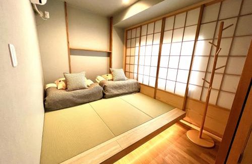 Tsuruhashi Apartment | 鶴橋駅 新和風3部屋 2階貸切 浴室素敵 天然温泉徒歩4分 クイーンサイズベットあり ゆったり寝れる