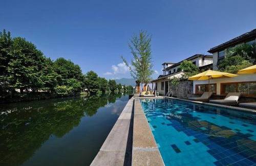 Yi County Hotel | 黟县无名初黑多白少酒店