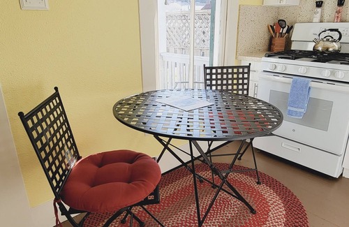 Galveston Apartment | 1/1 King in Heart of Historic District with Extras!