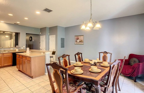 Crestwynd Bay House | 1.5 Miles to Disney and one minute from Walmart,1600 sqft 3BR/3BA Townhome