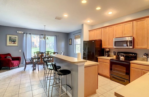 Crestwynd Bay House | 1.5 Miles to Disney and one minute from Walmart,1600 sqft 3BR/3BA Townhome
