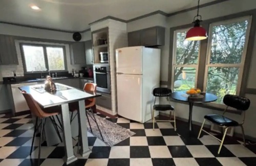 Glenn House | 1-acre oasis near Saugatuck, wineries, beaches, shops, stunning yard & sunset!