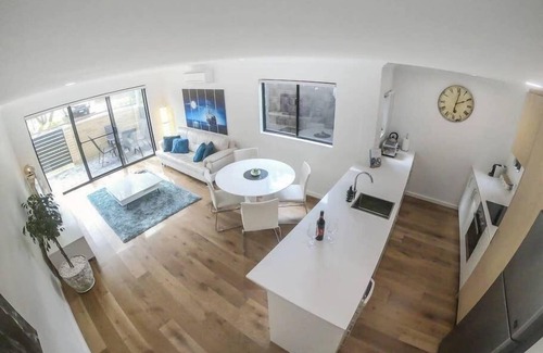 Cloverdale Apartment | 1 Bdrm Close Airport/Shops, Wifi, Netflix, Parking