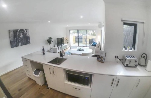 Cloverdale Apartment | 1 Bdrm Close Airport/Shops, Wifi, Netflix, Parking