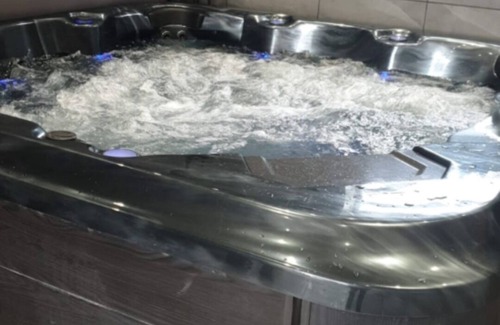 Havering Apartment | 1-bed Apartment With Private hot Tub, Sauna & gym