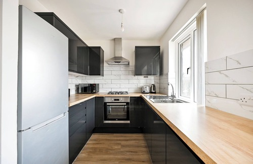 Burnt Oak Apartment | 1-Bed Near Shops & Transport