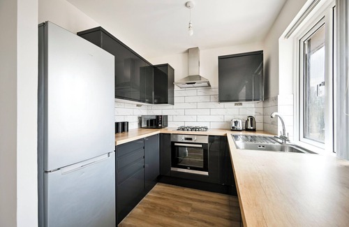 Burnt Oak Apartment | 1-Bed Near Shops & Transport