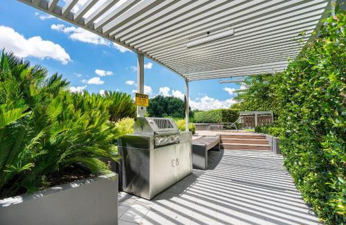 City East Apartment | 1-Bed with Amazing Views, Pool, Gym, BBQ & Parking
