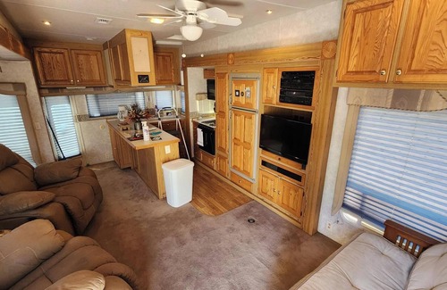 Cienega Springs House | 1-bedroom 5th Wheel in Parker w/WiFi, AC. Enjoy a cozy stay in Cienega Springs