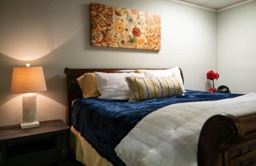 Pilot Mountain Apartment | 1-bedroom apartment, sleeps 4, in lovely Pilot Mountain-walk to Main st! Unit 2