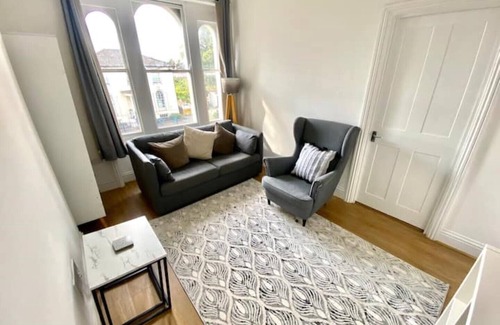 Mile End Apartment | 1 Bedroom Apartment 3 mins walk Mile End Station