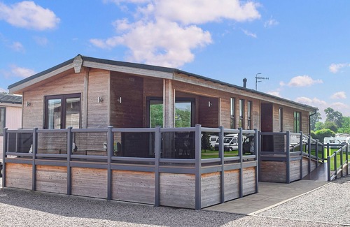 Tiddington Ski Chalet | 1 bedroom accommodation in Stratford-upon-Avon