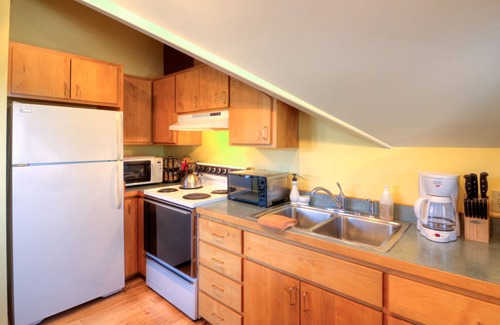 Friday Harbor Condo | 1 Bedroom, Sleeps 6 Steps From the Friday Harbor San Juan Island Ferry, Washington