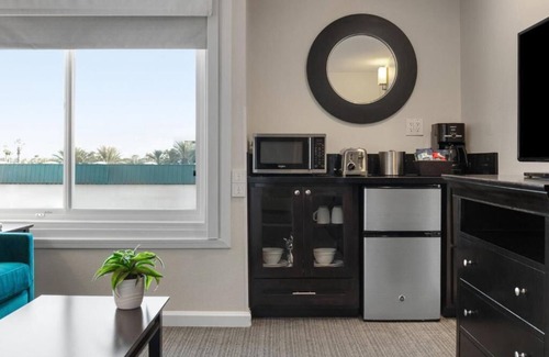 Southeast Anaheim Apartment | 1 Bedroom Suite @ Peacock Suites April 5th - 12th. Enjoy Disney land!