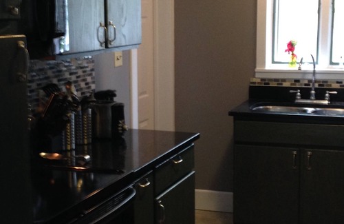 Hamilton House | 1 Block Away from The Village - Walking distance to Colgate