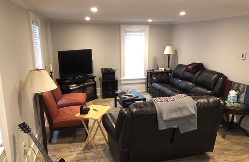 Hamilton House | 1 Block Away from The Village - Walking distance to Colgate
