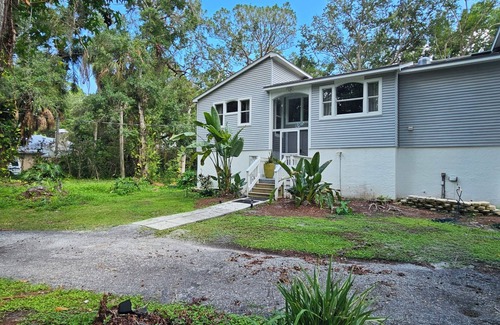 Oldsmar House | 1 Block from the Bayn3-bedroom 2-bath pet friendly home in enchanting Oldsmar